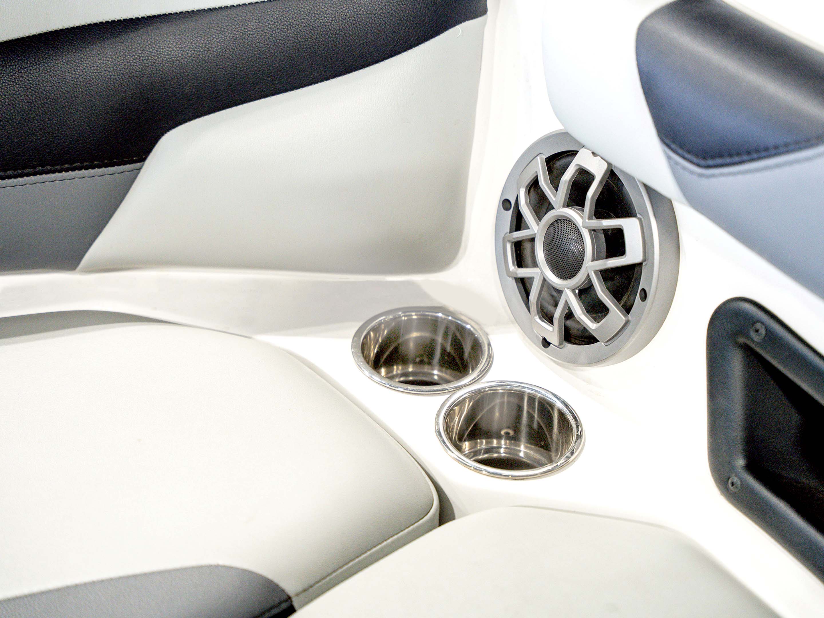 2023 Axis A20 White / Black