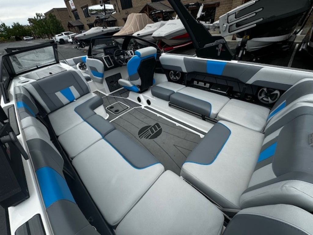 2021 Malibu Boats 23 LSV Icon