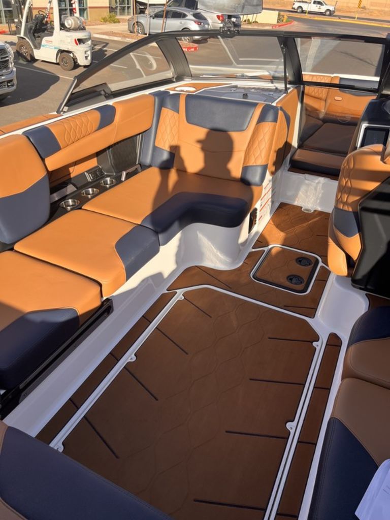 2023 Malibu Boats M220
