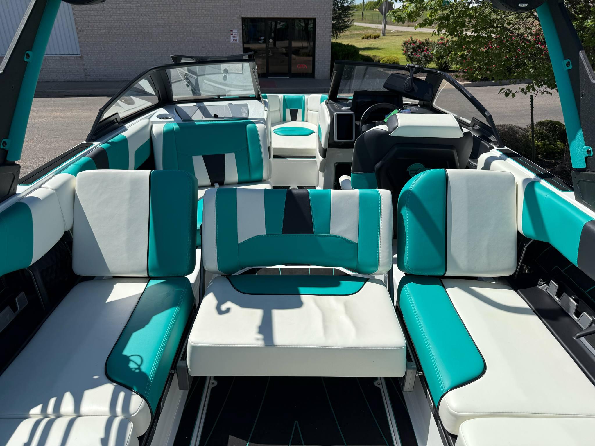 LIKE NEW 2023 Malibu 23LSV Icon