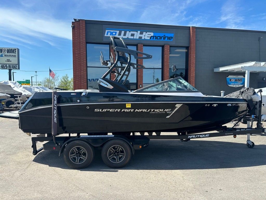 2015 Nautique 210