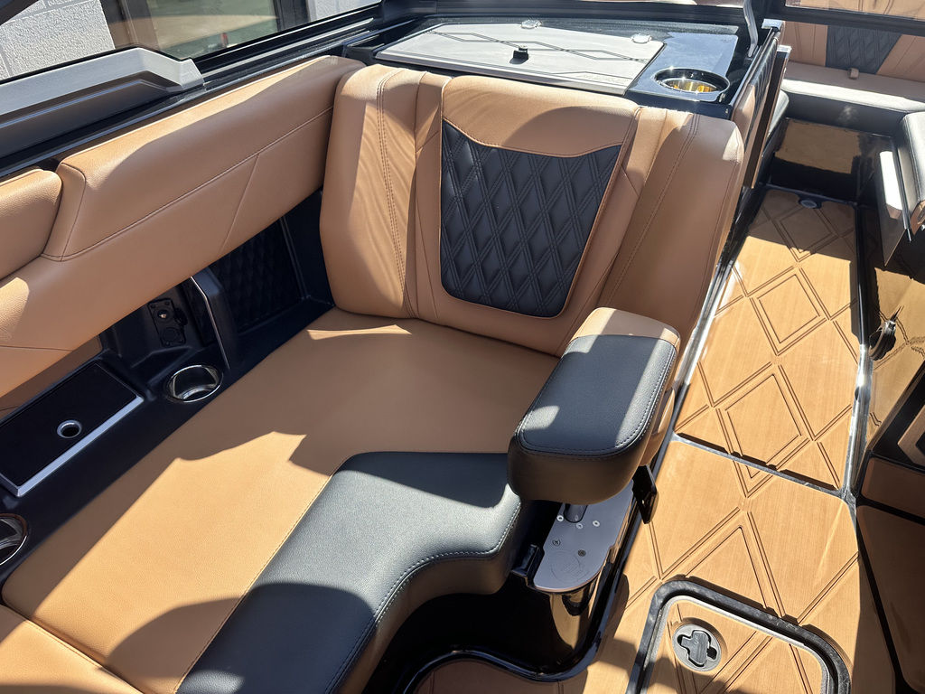 2025 Malibu Boats M242