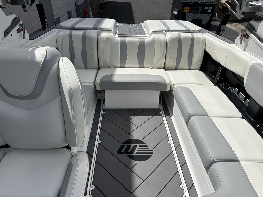 2023 Malibu Boats 22 LSV