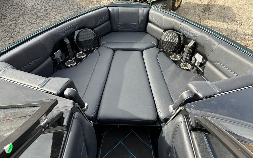 2023 Malibu Boats 26 LSV