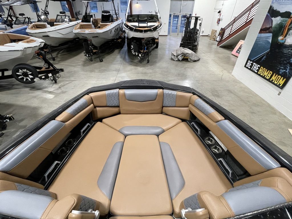 2021 Malibu Boats M220