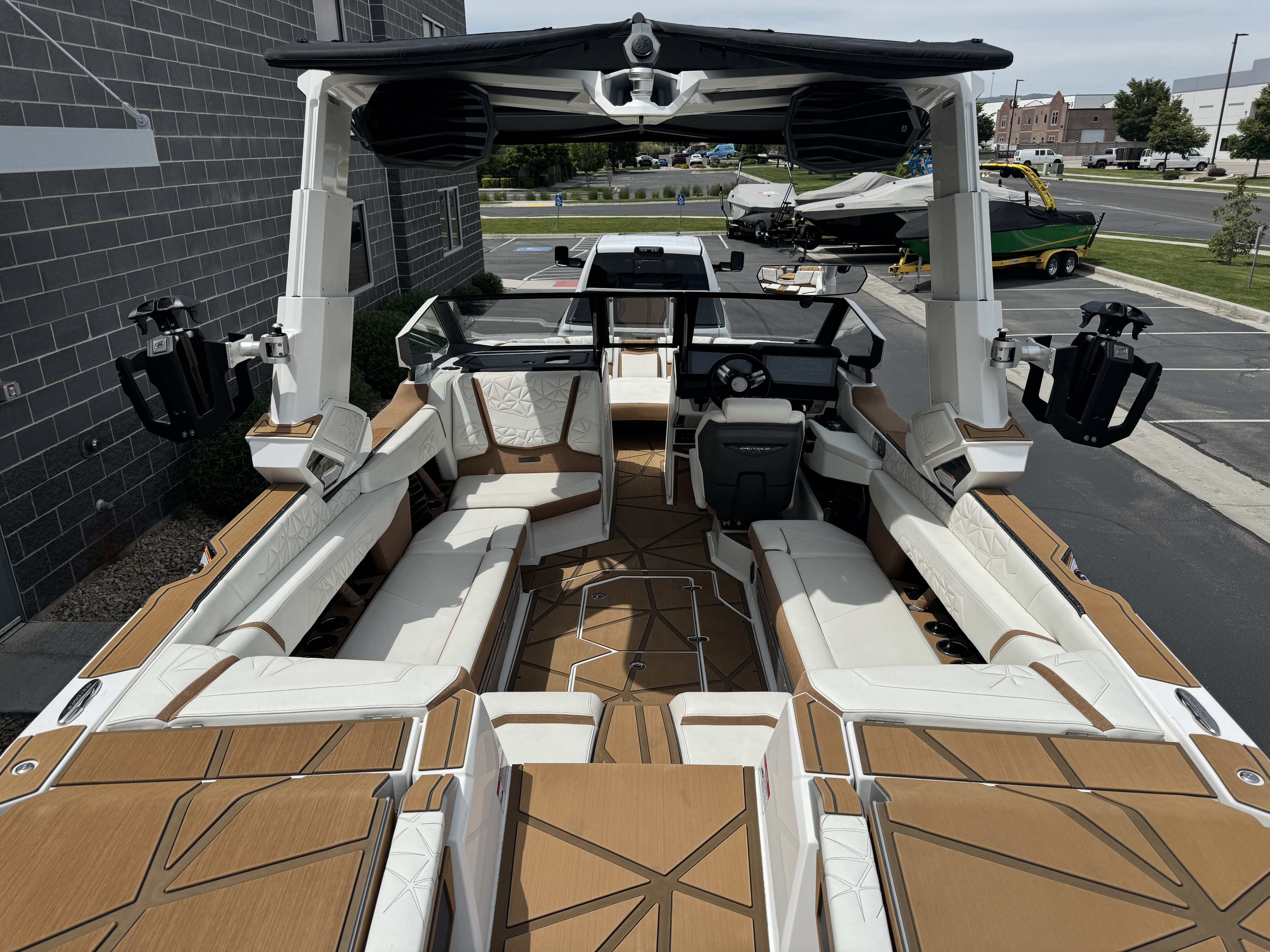 2025 Nautique G25 Paragon Low hours - Loaded - Liquid lumens 