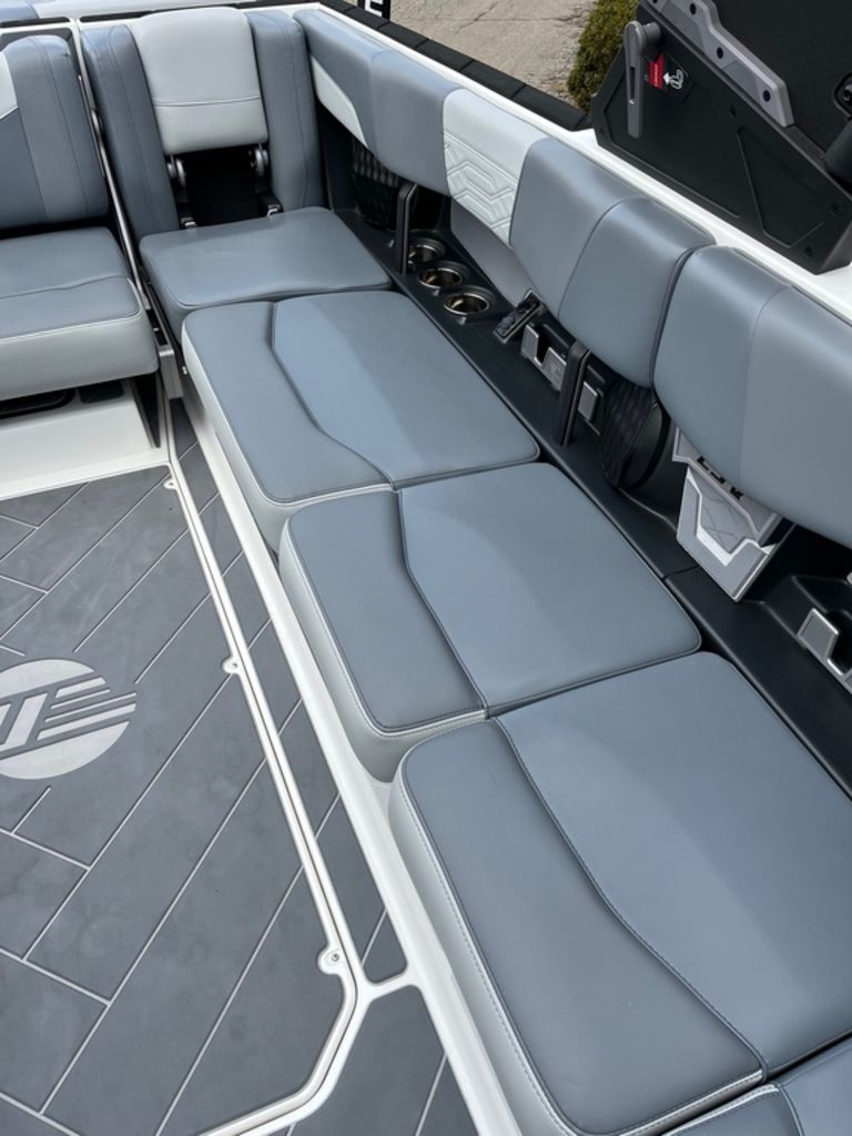 2023 Malibu Boats 25 LSV