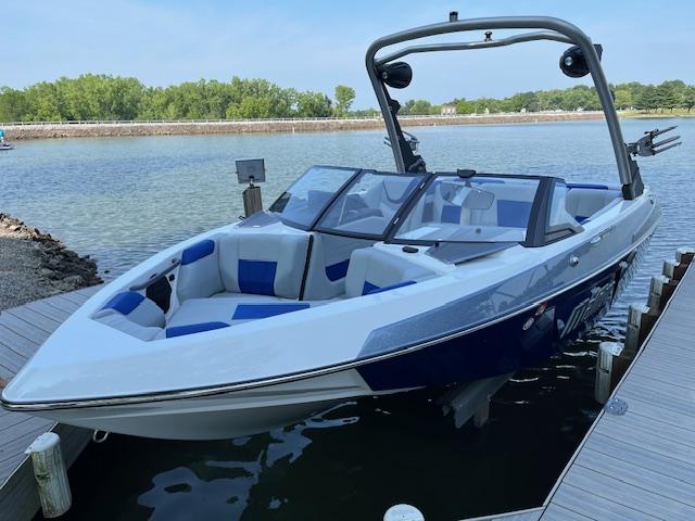 2024 Malibu Wakesetter VTX **SUPER LOW HOURS** Icon