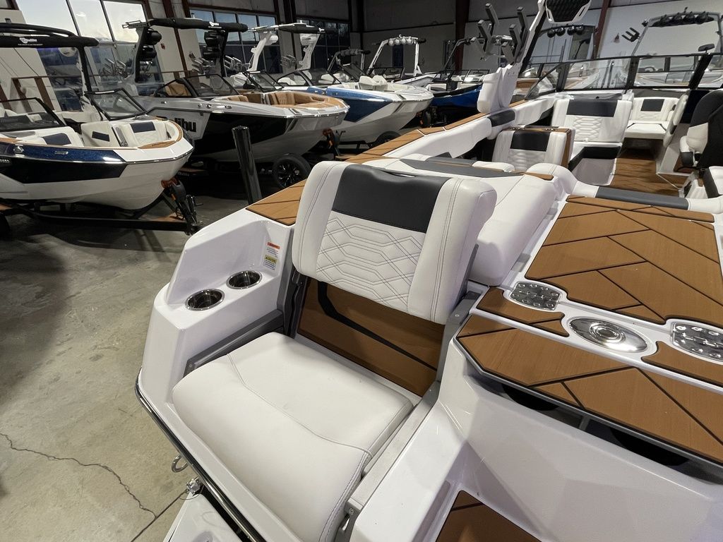 2025 Malibu Boats 26 LSV
