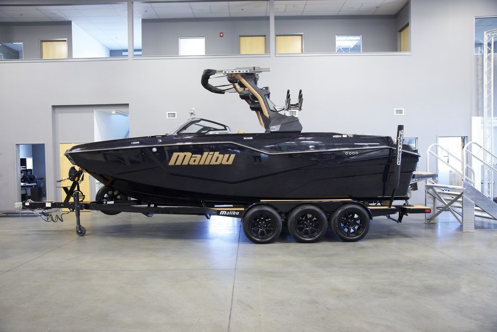 2025 Malibu Boats M242