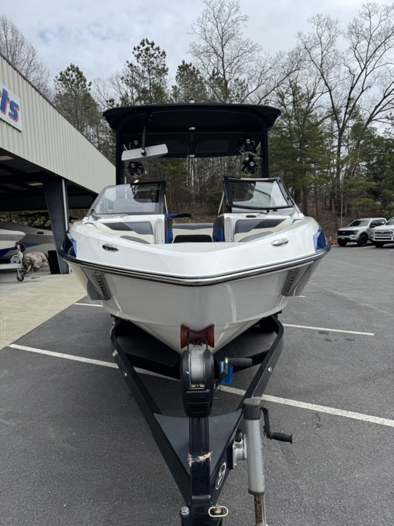 2018 Malibu Boats 23 LSV
