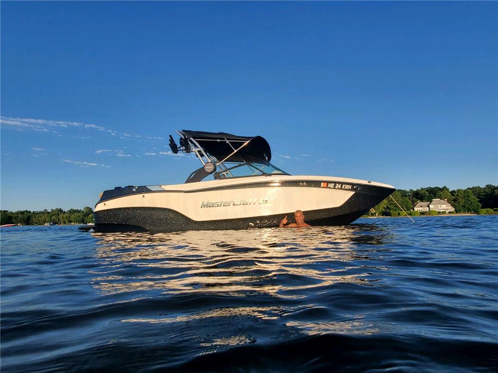 2022 MasterCraft XT22 - Like new