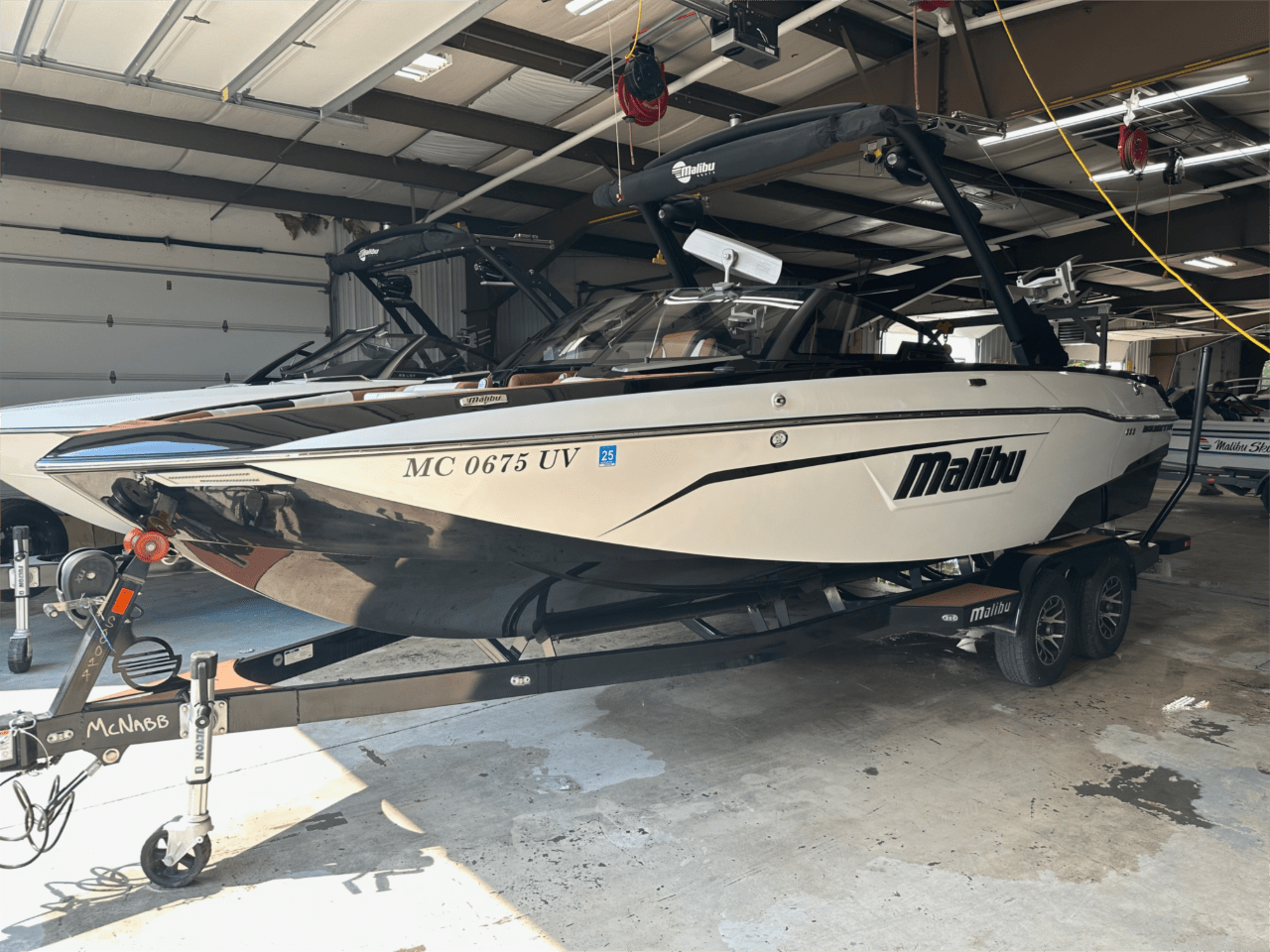 2022 Malibu 23 LSV – MINT – LOW HOURS Icon