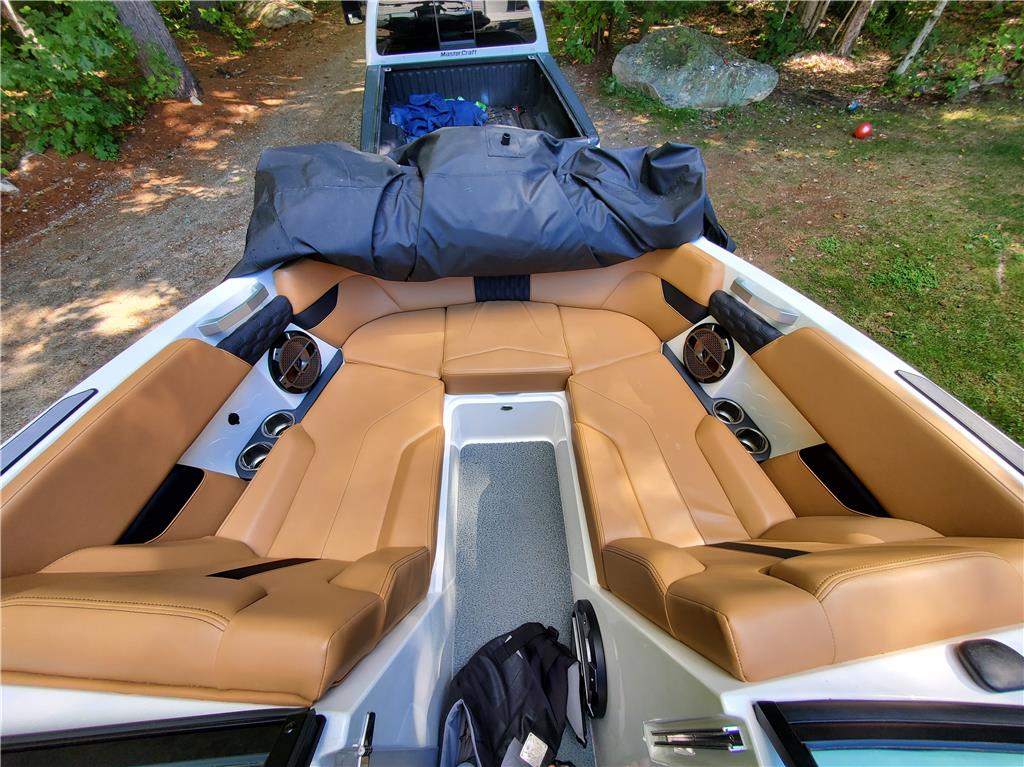 2022 MasterCraft XT22 - Like new