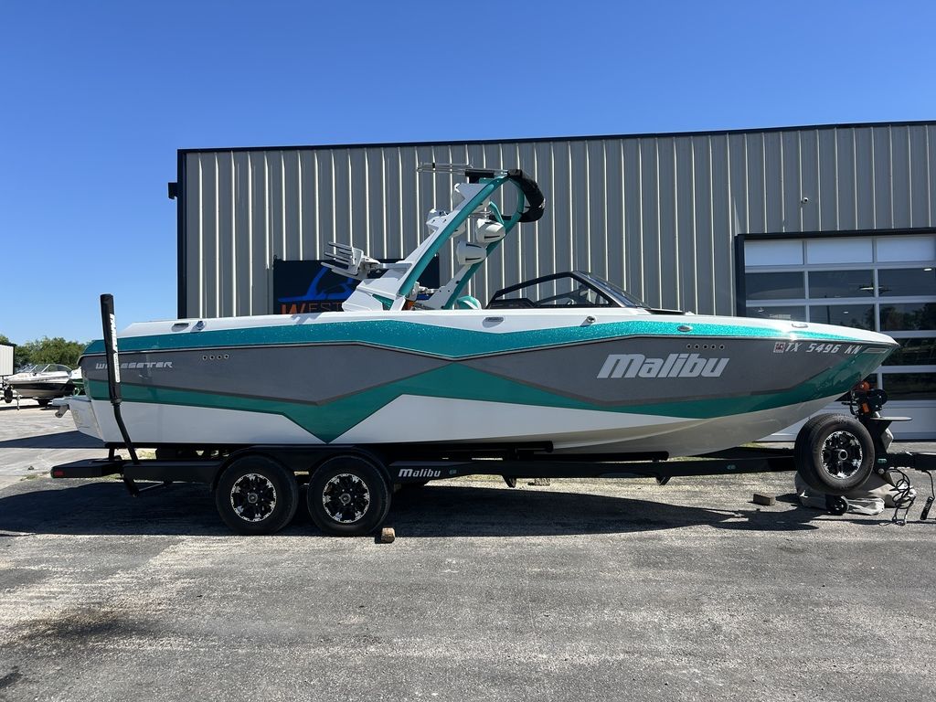 2022 Malibu Boats 25 LSV