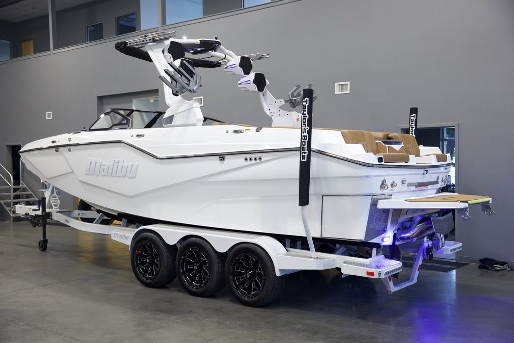 2025 Malibu Boats M242