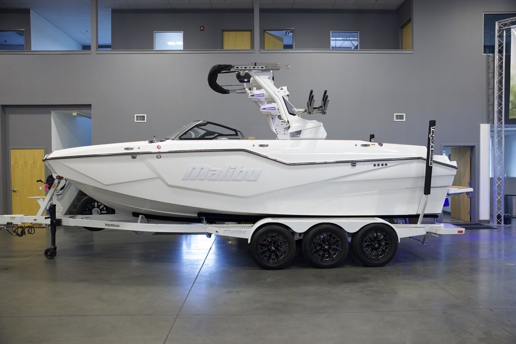2025 Malibu Boats M242