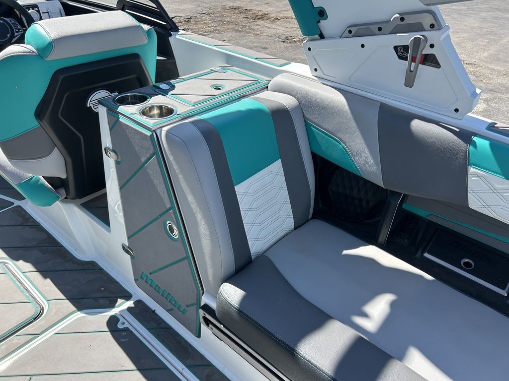 2022 Malibu Boats 25 LSV