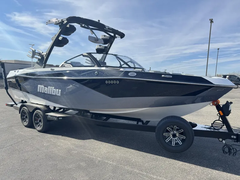 2025 Malibu 23 LSV