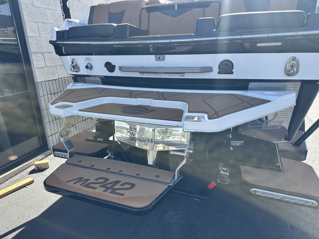 2025 Malibu Boats M242