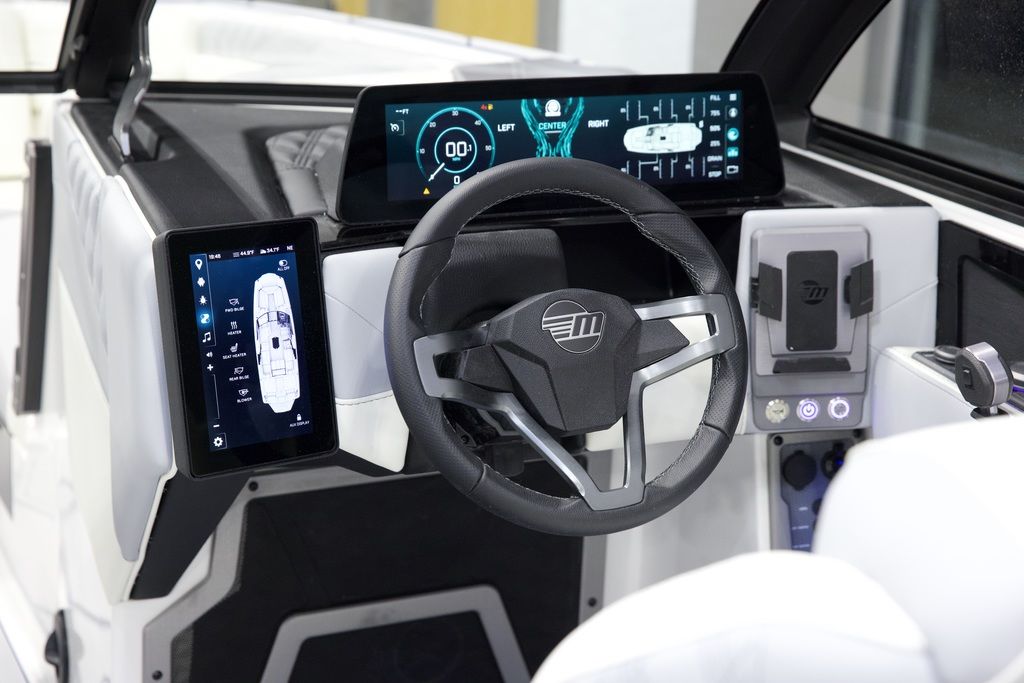 2025 Malibu Boats M242