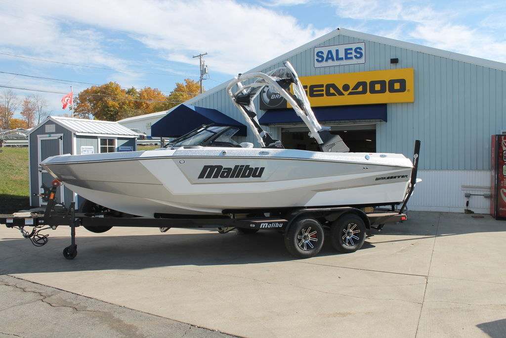 2025 Malibu Boats 21 LX