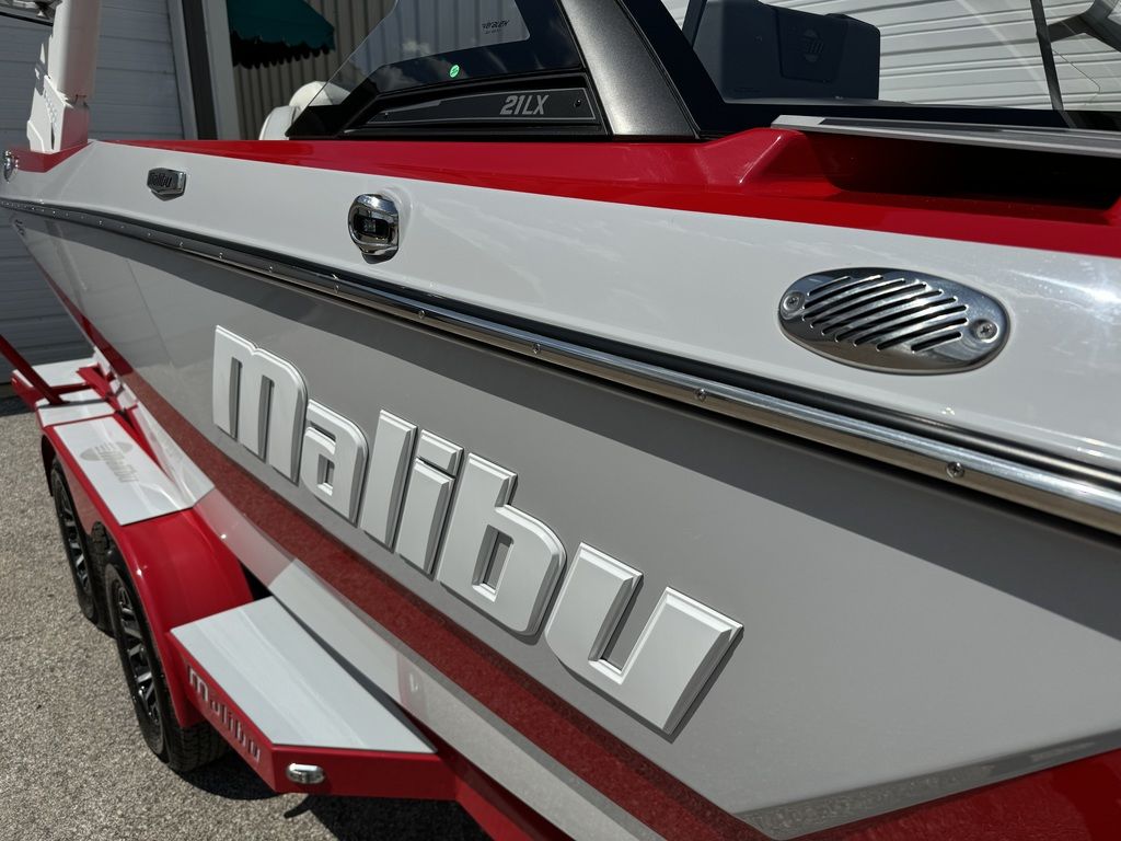 2022 Malibu Boats 21 LX Icon