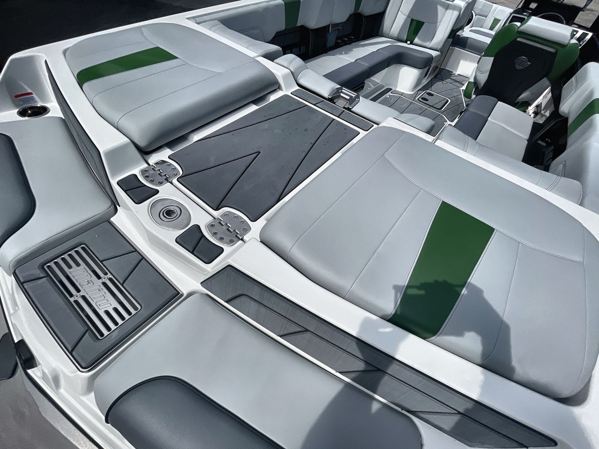 2023 Malibu 23 LSV