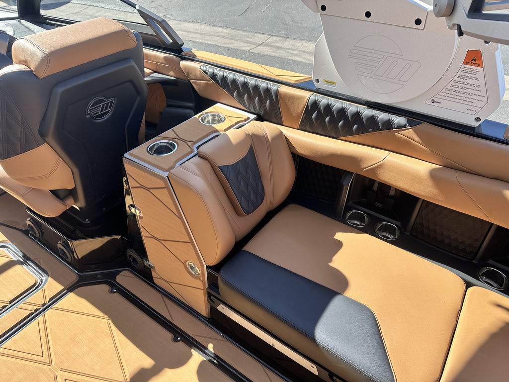 2025 Malibu Boats M242
