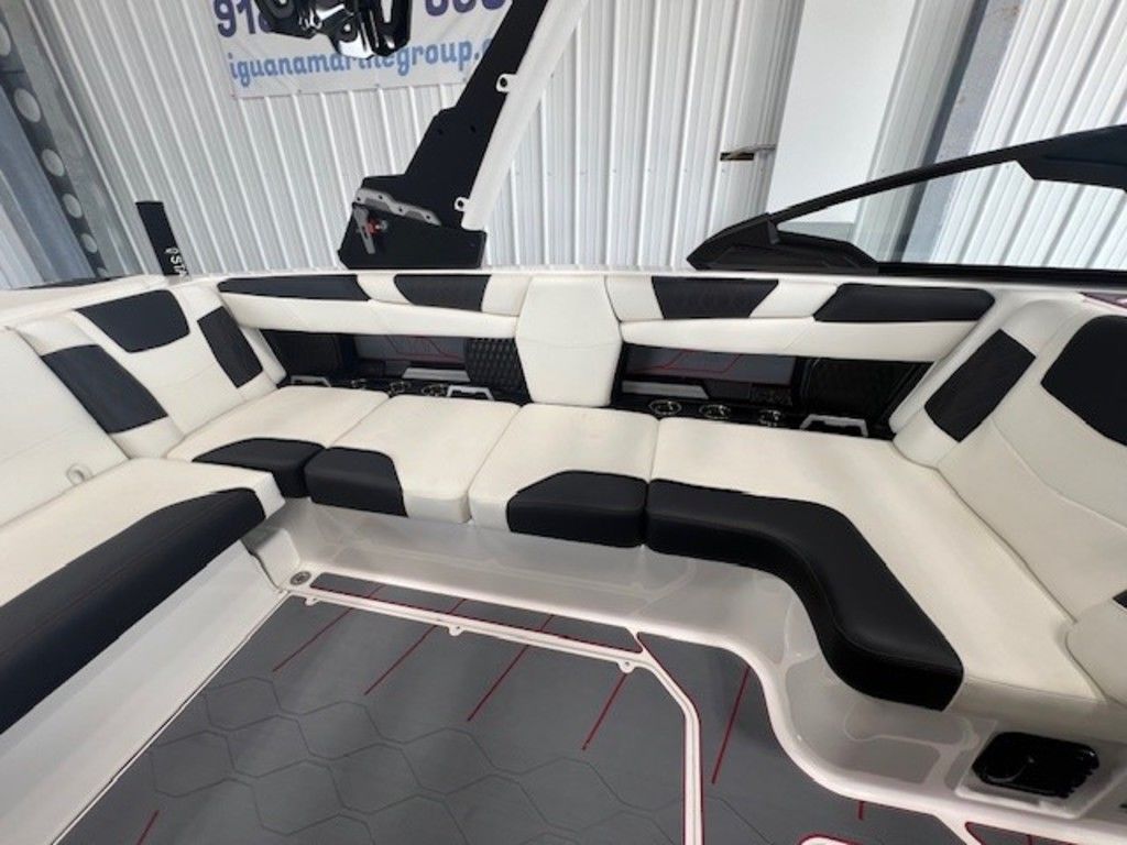 2024 Malibu Boats M220
