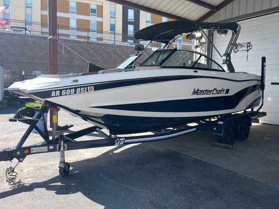 2019 MasterCraft XT22