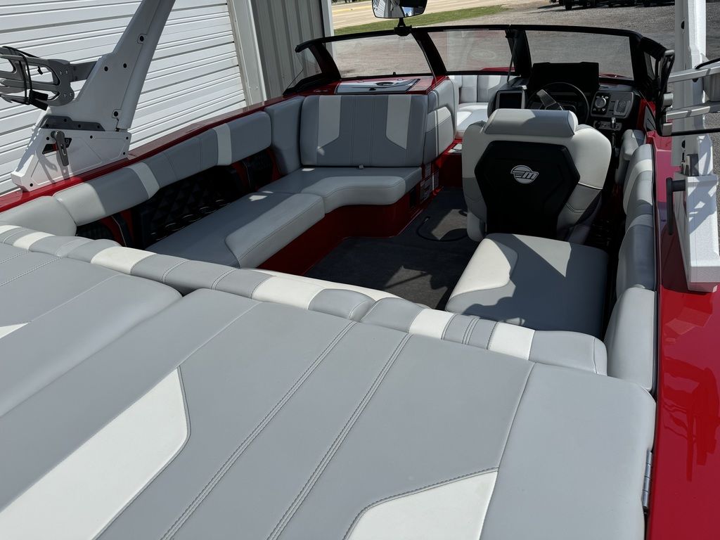 2022 Malibu Boats 21 LX Icon