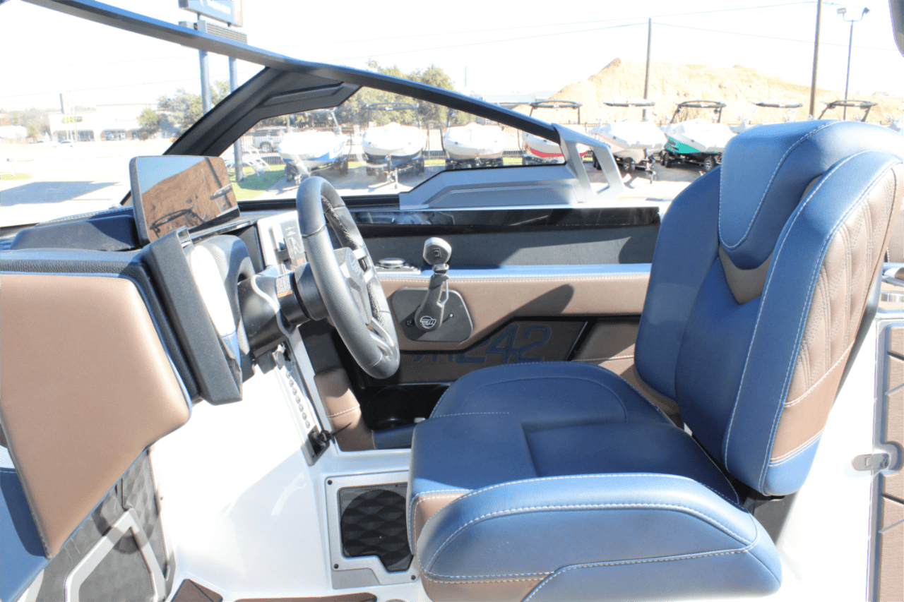 2025 Malibu M242