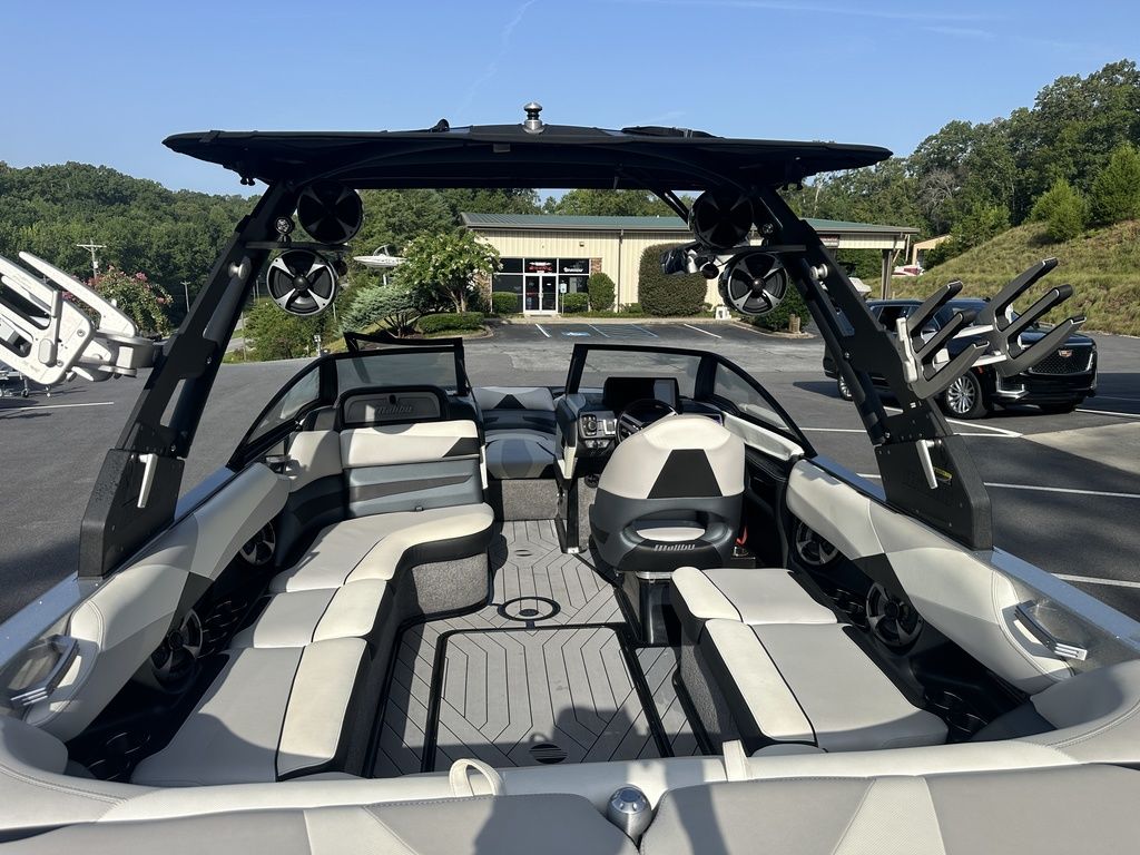 2017 Malibu Boats 23 LSV