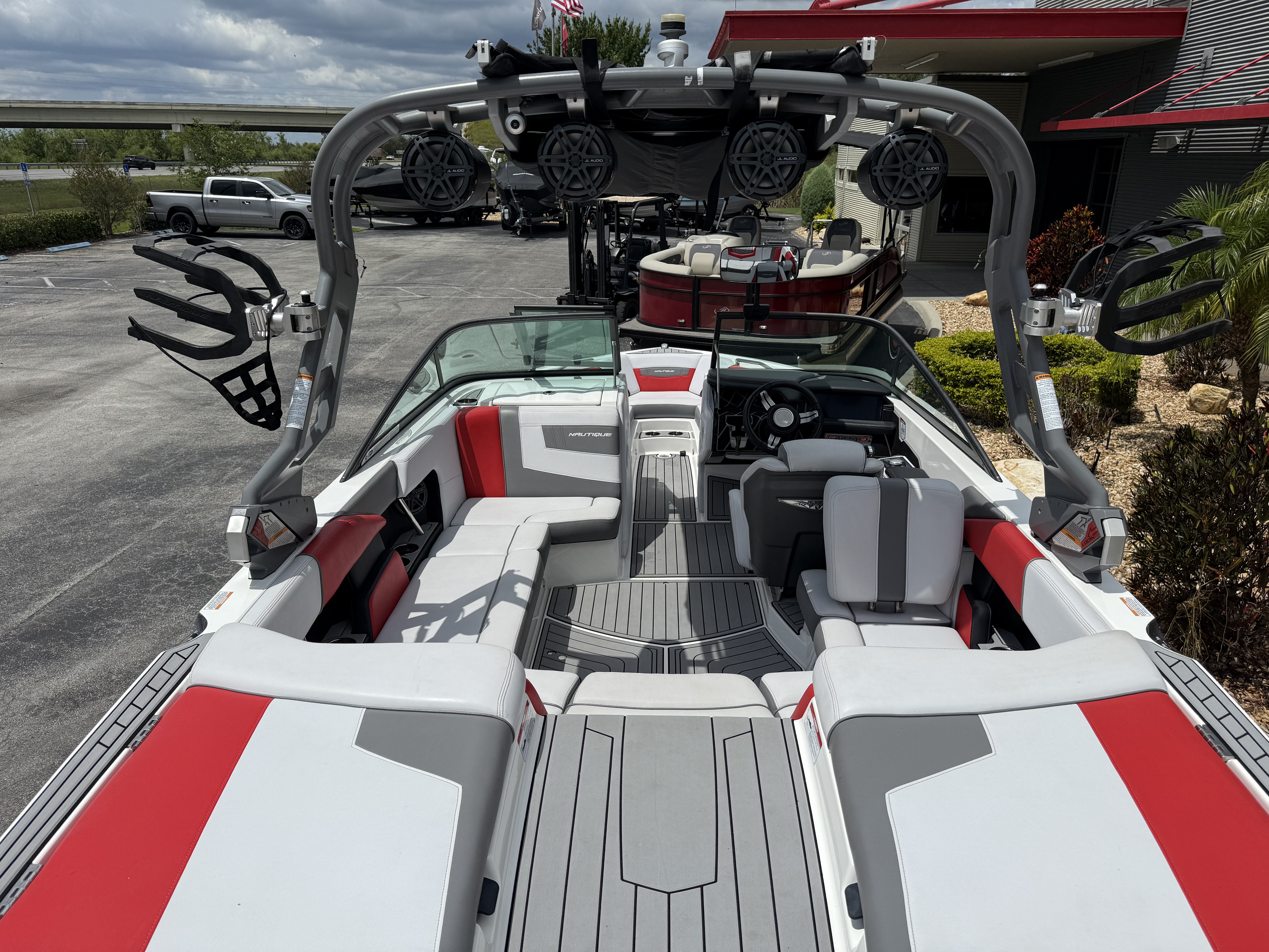 2018 Nautique 210