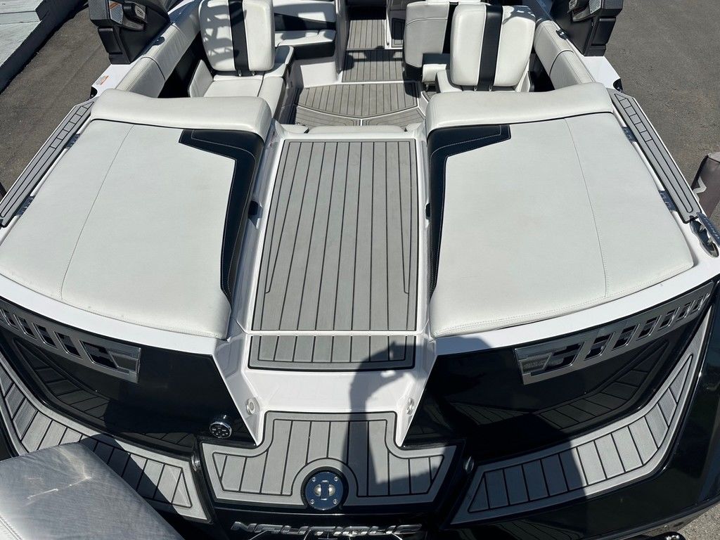 2015 Nautique 210