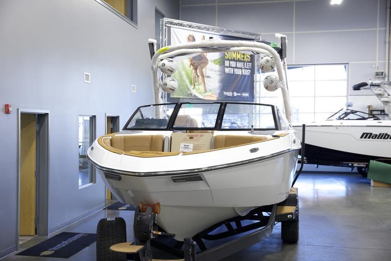 2025 Malibu 23 LSV
