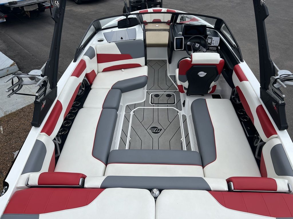 2021 Malibu Boats 22 LSV