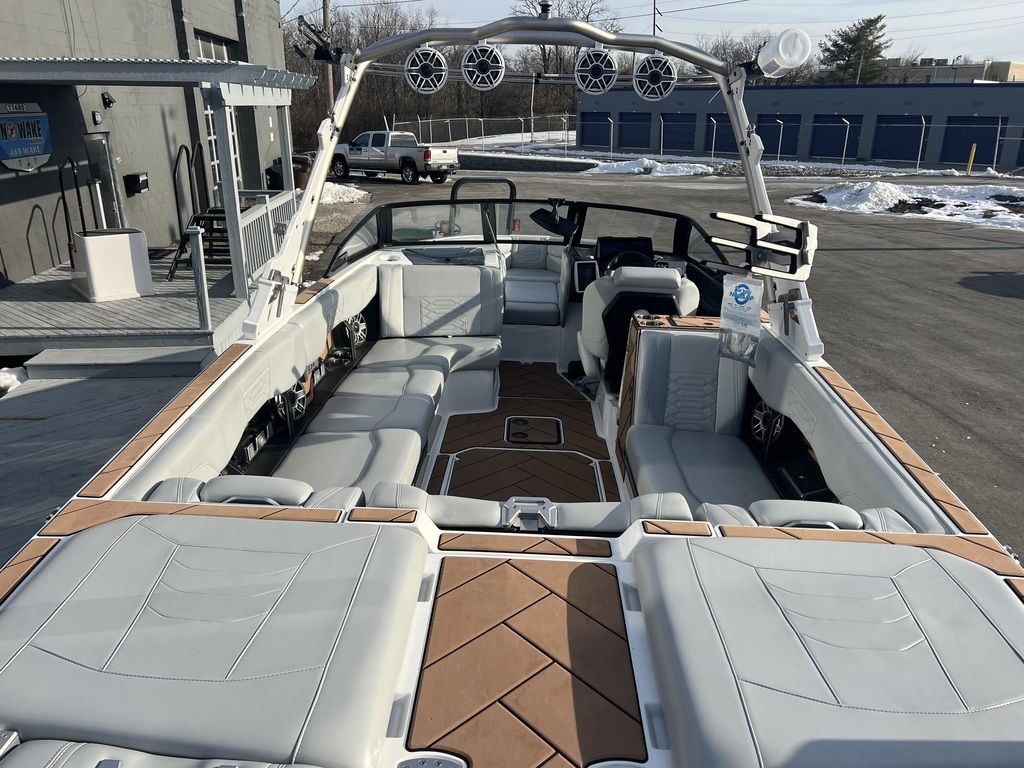 2022 Malibu Boats 25 LSV
