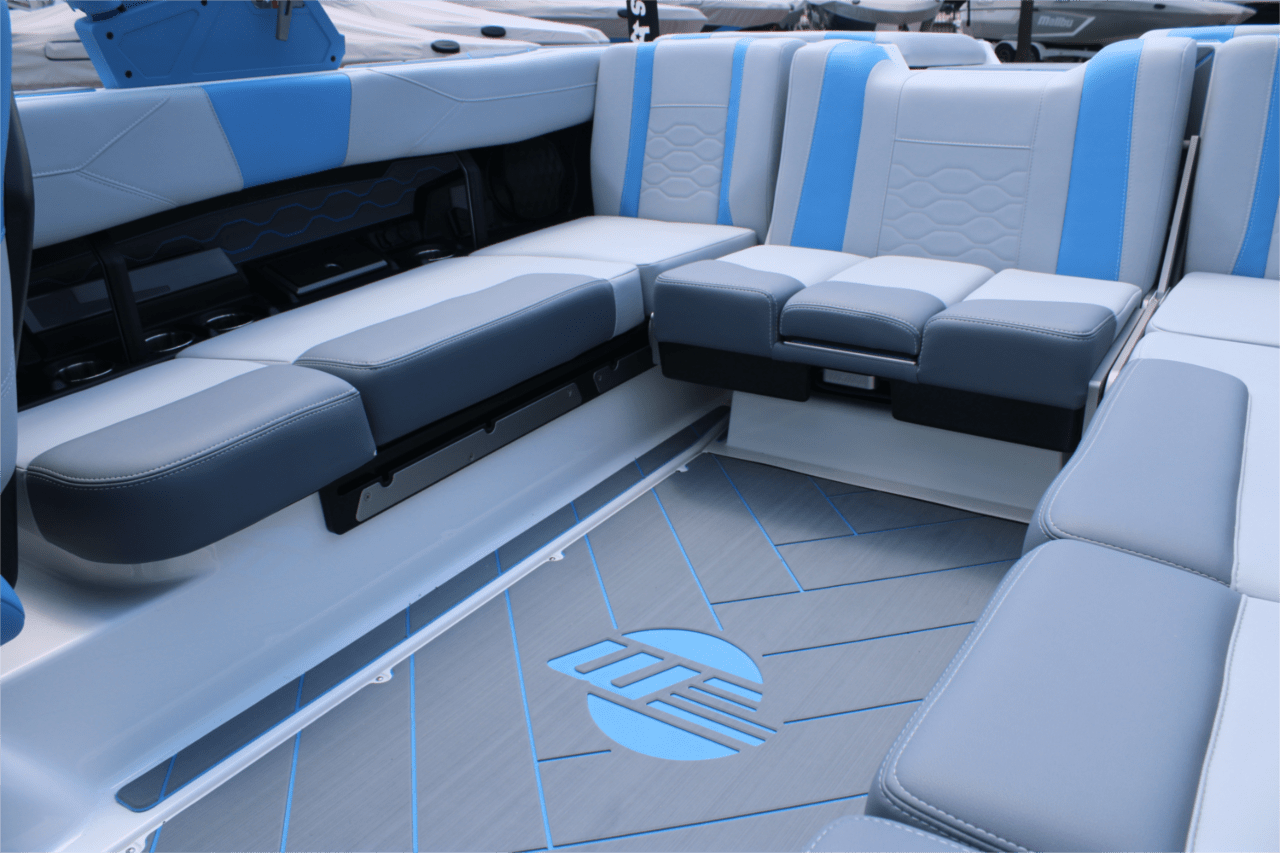 2025 Malibu 23 LSV Icon