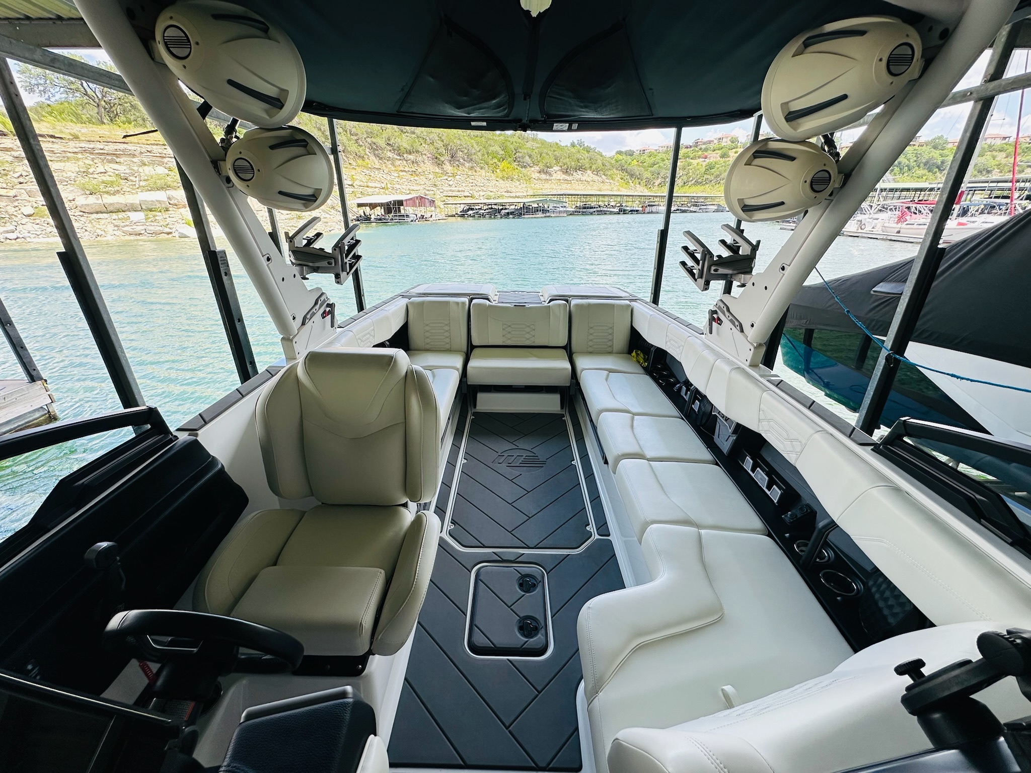 2023 Malibu Boats 25 LSV