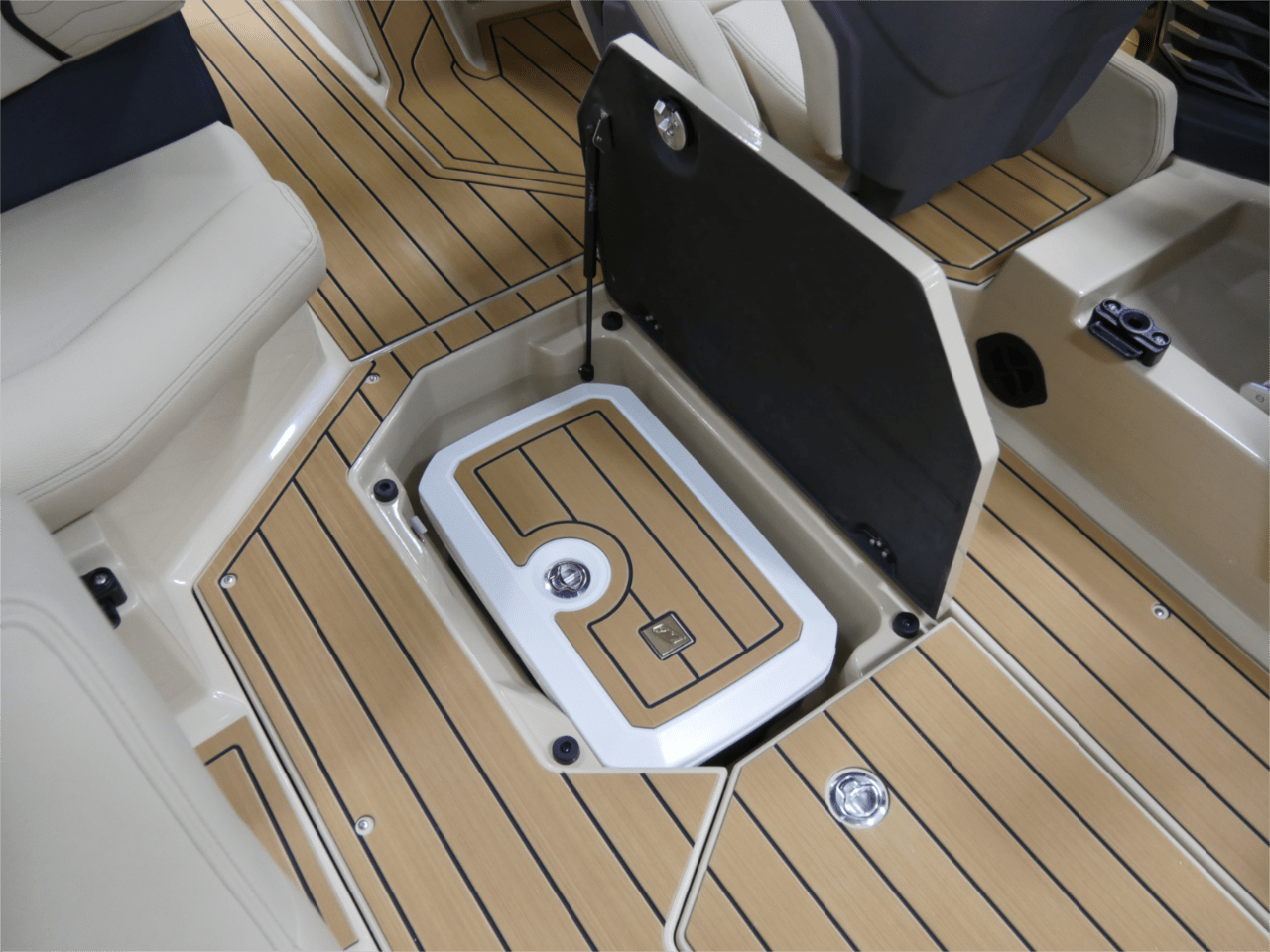 2025 Nautique G23 – Jet Black/Sahara Sand