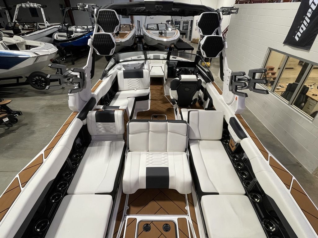 2025 Malibu Boats 26 LSV