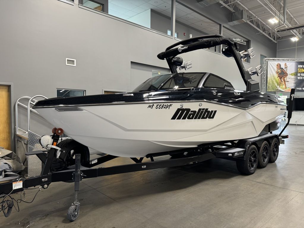 2022 Malibu Boats 25 LSV