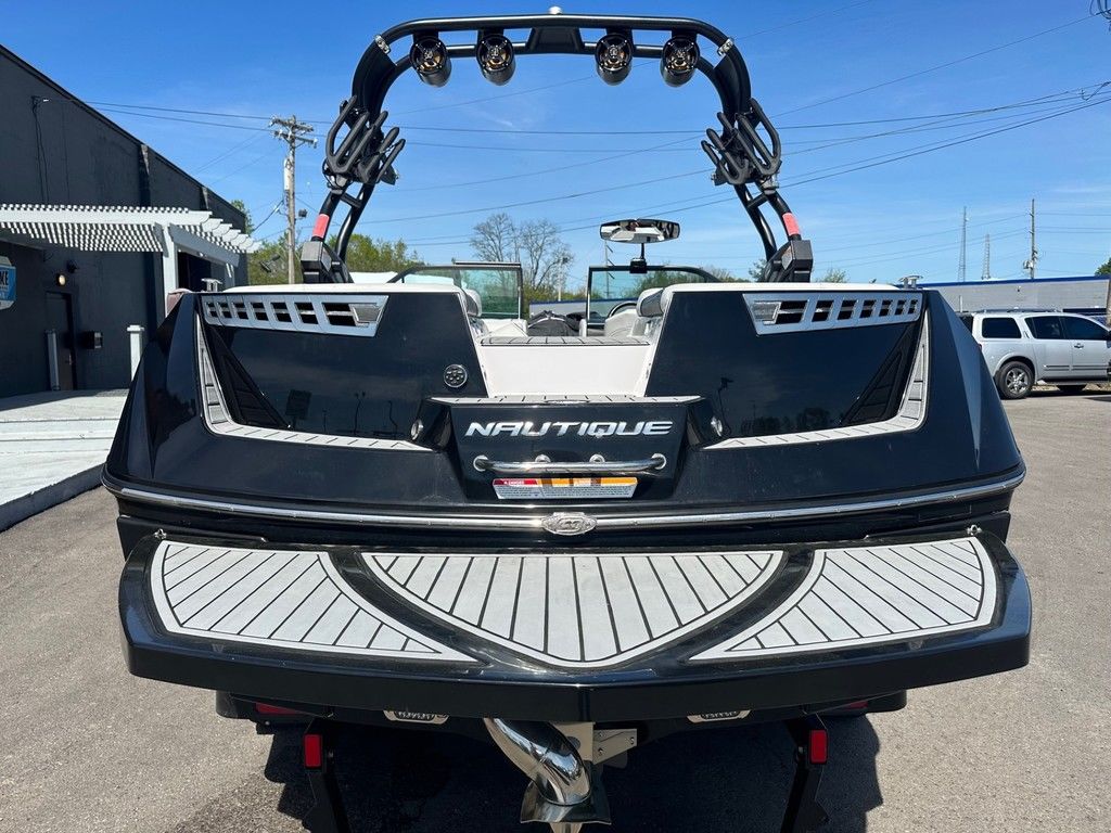 2015 Nautique 210
