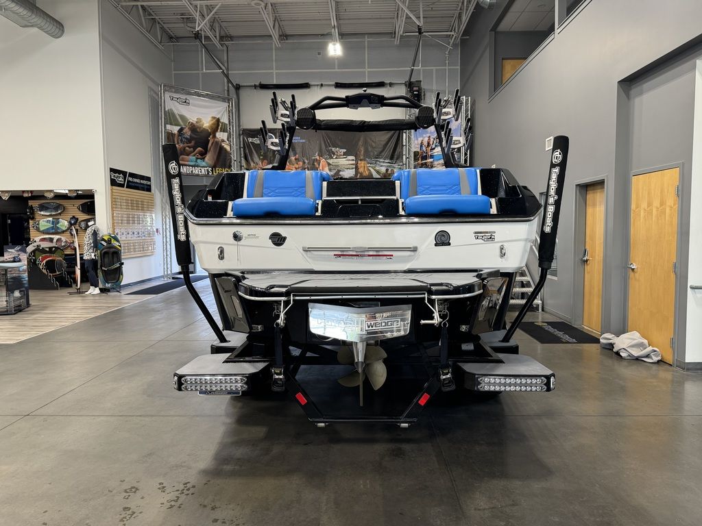 2022 Malibu Boats 25 LSV