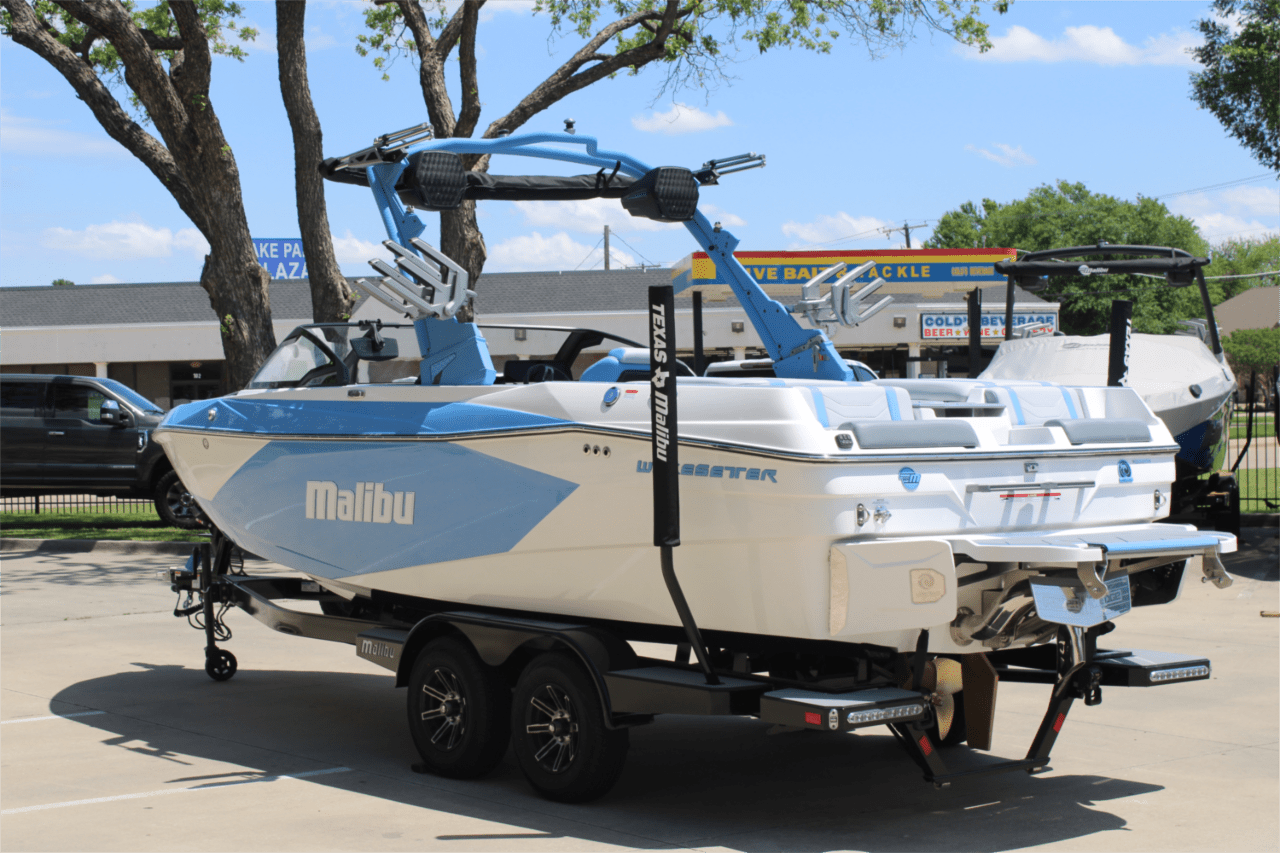 2025 Malibu 23 LSV Icon