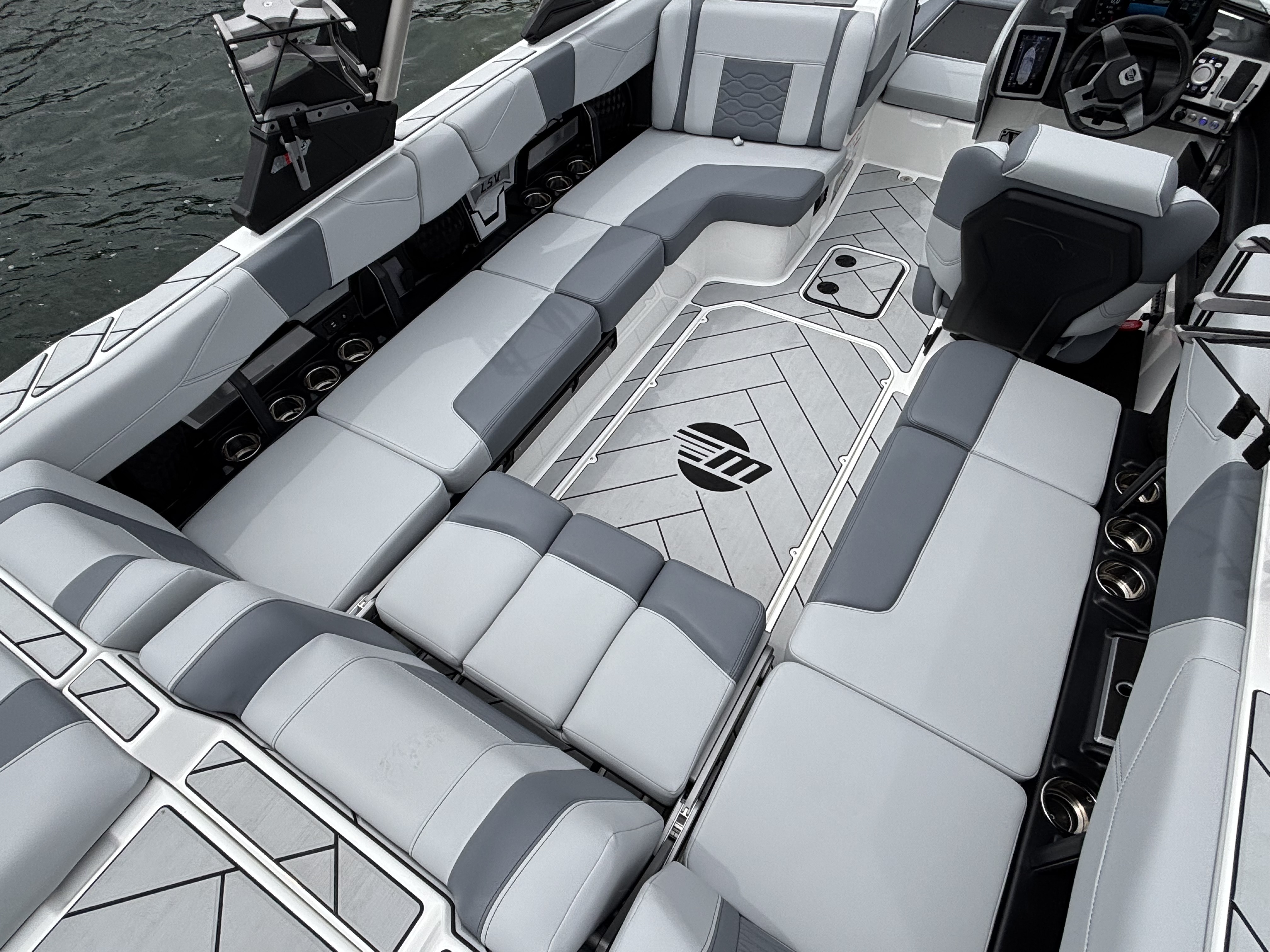 2024 Malibu 23 LSV