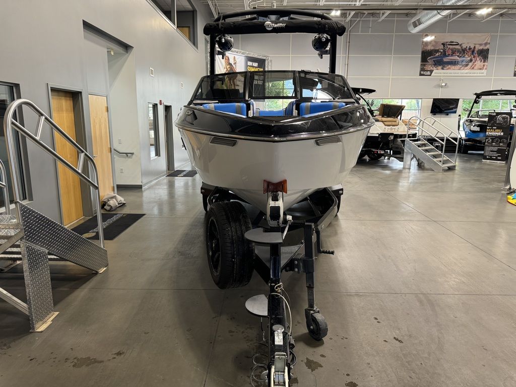 2022 Malibu Boats 25 LSV