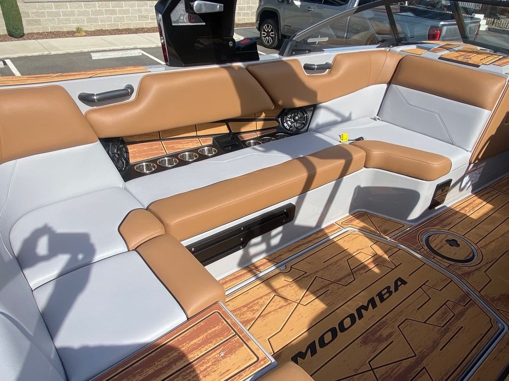 2025 MOOMBA MAX